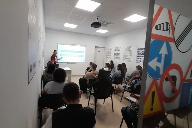 L'aula de teòrica · Classes presencials amb pantalla i professor