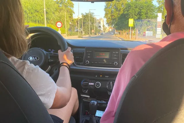 Al volant · Pel poble i per carretera, fins a l'examen
